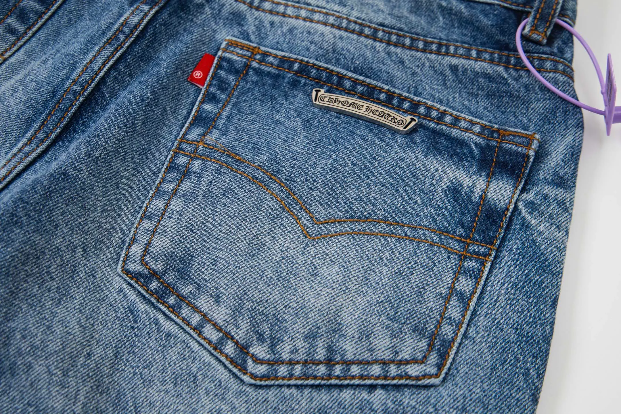 P270 💰 (Top version) Chrome Hearts blue pants black white blue multi-leather jeans Top version Chrome Hearts Chrome Hearts jeans with leather jeans It is known that chromehearts jeans use vintage Levis jeans as the base for creation, usually adding their own unique silver buckles and silver ornaments, plus leather embellishments. This is what doubles the value of these vintage jeans, because the base is Vintage jeans, jeans themselves have become very soft and comfortable after years of baptism, which can be distinguished from ordinary jeans. Regarding the size, you should also refer to the pants data. Color: blue Size: 28-30-32-34-36 (corresponding to S-M-L-XL-XXL)
